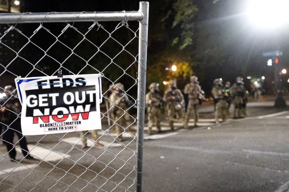 "Esto es una democracia, no una dictadura", dijo la gobernadora de Oregón, 
<a href="https://twitter.com/OregonGovBrown/status/1285356318404907008?s=20" target="_blank">Kate Brown, en Twitter</a>. "No podemos tener a la policía secreta secuestrando gente en vehículos sin identificar. No puedo creer que tenga que decirle eso al presidente de Estados Unidos". Los oficiales federales usaron gases lacrimógenos y proyectiles para mover a la multitud después de que algunos manifestantes derribaran una valla frente al juzgado.