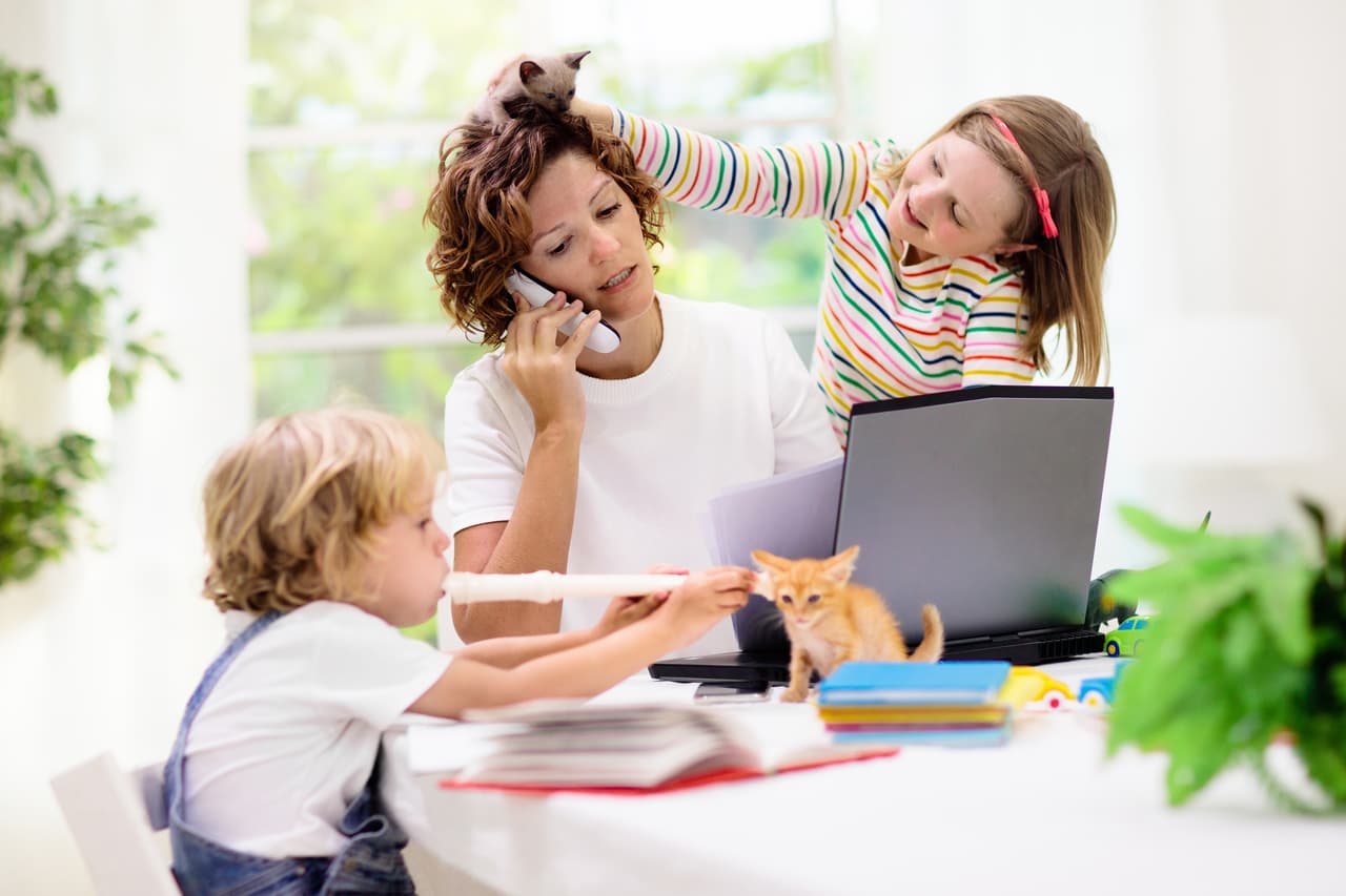 <b>Cuidado de los niños</b>.
<br>
<br>El tiempo en casa ha reducido en algunas familias la dependencia de horas de cuidado de niños, clases especiales o ‘aftercare’, para mantener a los niños ocupados y entretenidos hasta la hora de llegada de los padres a casa.
<br>
<br>En algunos estados las clases presenciales se han ido retomando, pero las horas extra, también con costos extra, no han sido indispensables para muchas familias.
<br>