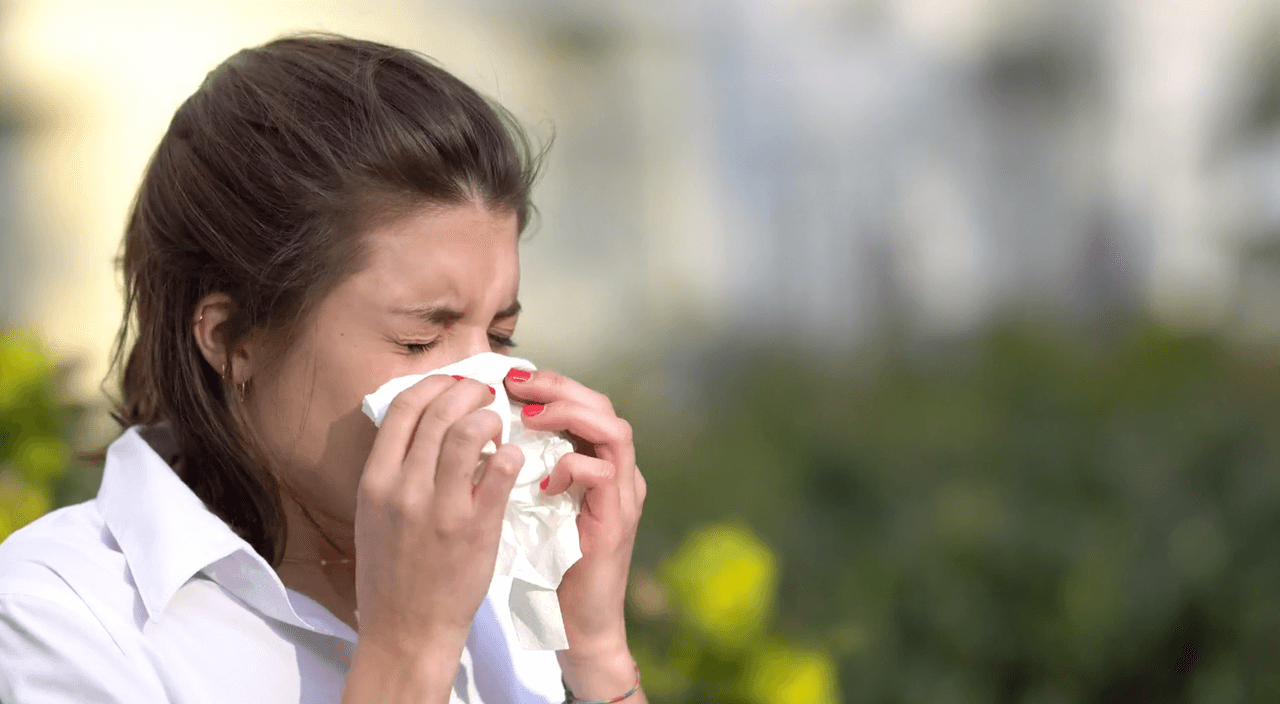 Las alergias se pueden diferenciar por la congestión en la nariz y mucho estornudo, según indica el doctor.