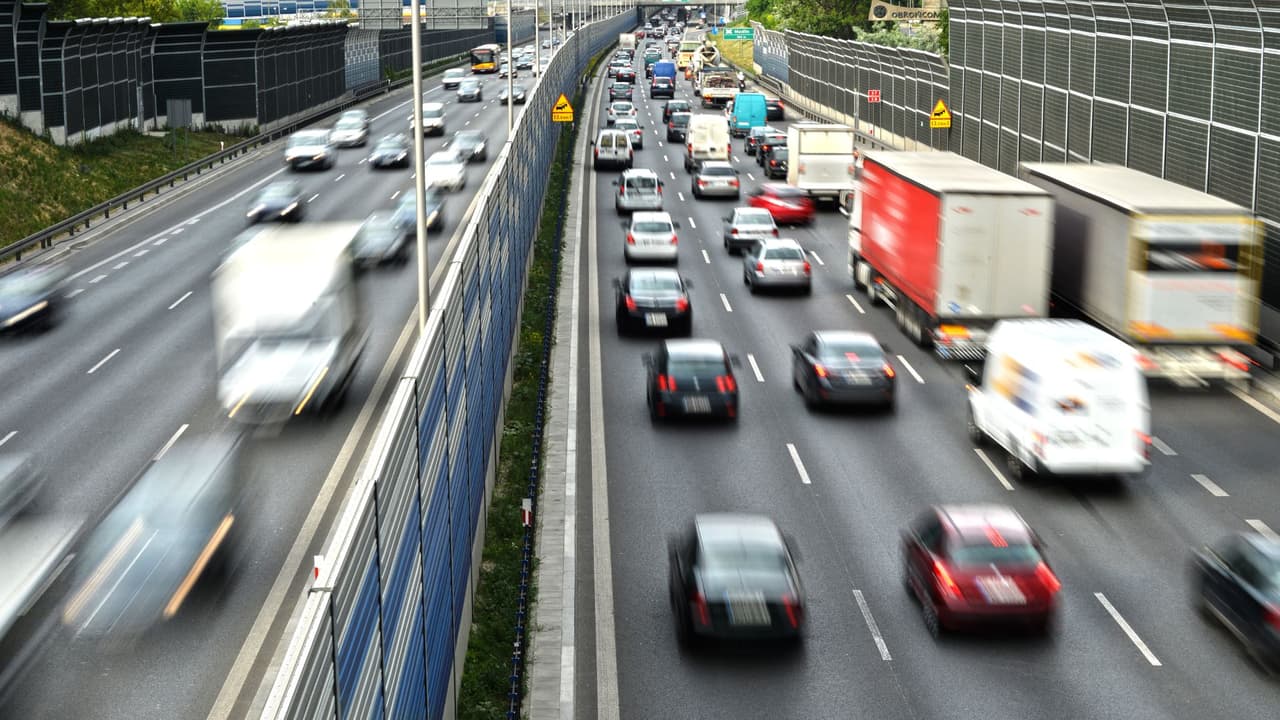 En algunos casos, 
<b>la culpa puede recaer en otros conductores</b>: Si un accidente provocado por otro conductor resulta en que 
<b>un objeto golpee tu vehículo</b>, ese conductor 
<b>podría ser responsable por los daños ocasionados</b>, especialmente si el incidente se debió a su negligencia. Por lo tanto, 
<b>entender quién puede ser responsable es clave para abordar los costos</b> y las reparaciones relacionadas con estos incidentes en las autopistas de Texas.