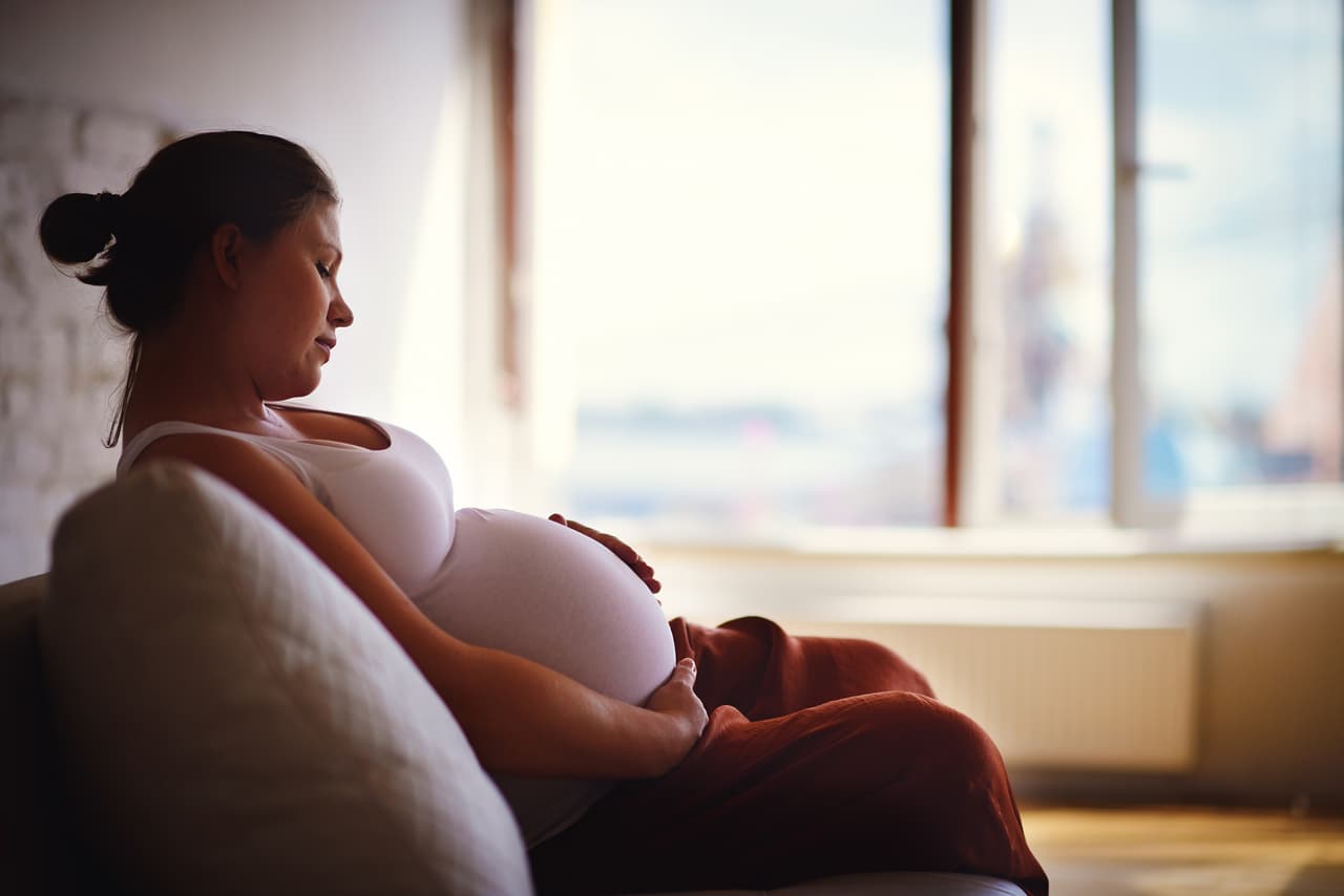 La vacuna de la gripe se puede colocar en cualquier momento del embarazo y las del tétanos, 
<a href="http://www.univision.com/noticias/enfermedad/una-enfermedad-que-se-creia-erradicada-esta-matando-a-ninos-en-venezuela">difteria</a> y tosferina entre las semanas 28 y 32 de gestación. “Todas protegen al niño mediante los anticuerpos que la madre le pasa al bebé 
<a href="http://www.univision.com/noticias/embarazo/quienes-recomiendan-comer-la-placenta-se-equivocan-no-tiene-beneficios-y-puede-afectar-al-bebe">a través de la placenta </a>antes de que nazca”, precisa.