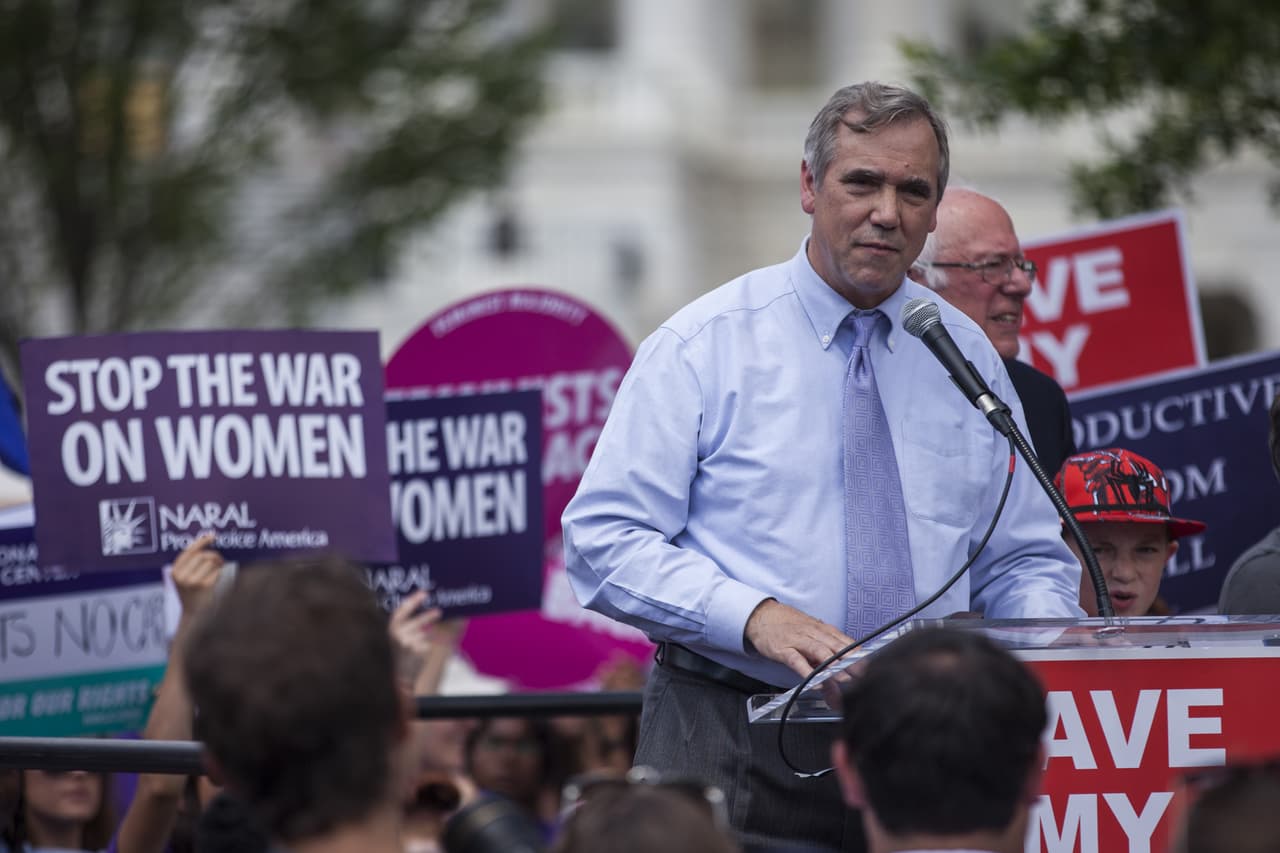 <b>15 horas y 28 minutos. Jeff Merkley (Demócrata por Oregon). </b>Se discutía la confirmación de Neil Gorsuch como magistrado de la Corte Suprema.