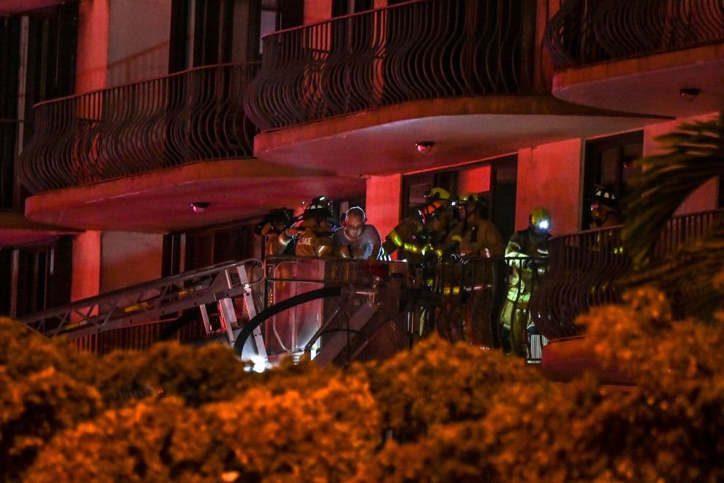 Los bomberos del condado Miami Dade realizaron 
<b>operaciones de búsqueda y rescate, específicamente en el área que no colapsó.</b>