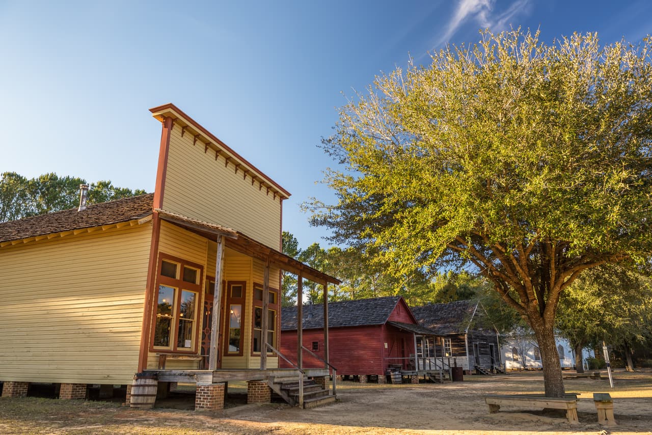 <h3 class="cms-H3-H3">17. Dothan, Alabama</h3>
<br>
<br>💸
<b> Ingreso familiar promedio: </b>$47,665
<br>
<br>💸
<b> Tasa de pobreza: </b>19.5%
<br>
<br>💸 
<b>Hogares con ingresos anuales menores a $10,000: </b>8.3%
<br>
<br>💸 
<b>Adultos con educación universitaria: </b>20.5%
<br>
<br>💸 Tasa de desempleo (2021): 4.6%
<br>