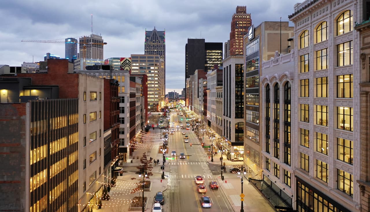 <b>Puesto 3. Detroit, Michigan</b>.
<br>
<br>Valor promedio de la vivienda en febrero de 2020: 37,925 dólares.
<br>
<br>Valor promedio de la vivienda en enero de 2021: 45,222 dólares. 
<br>
<br>Cambio bruto durante la pandemia: + 7,297 dólares.
<br>
<br>Porcentaje de cambio: 19.24%.
<br>
