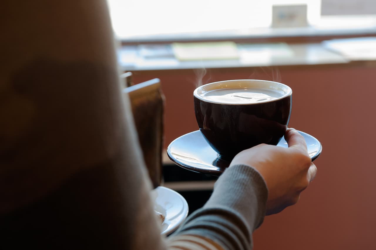 <b>Ayuda a reducir la probabilidad de desarrollar algunos tipos de cáncer. </b>El año pasado, la Organización Mundial de la Salud cambió su postura sobre el café. Hace 25 años había declarado que podía ser cancerígeno, pero luego de una 
<a href="http://www.iarc.fr/en/media-centre/pr/2016/pdfs/pr244_E.pdf">investigación</a> se concluyó que no lo es y que, por el contrario, puede reducir las probabilidades de tener cáncer de hígado y de endometrio. Sin embargo, sí encontraron que tomar bebidas demasiado calientes (incluido el café) favorece el desarrollo del cáncer de esófago.