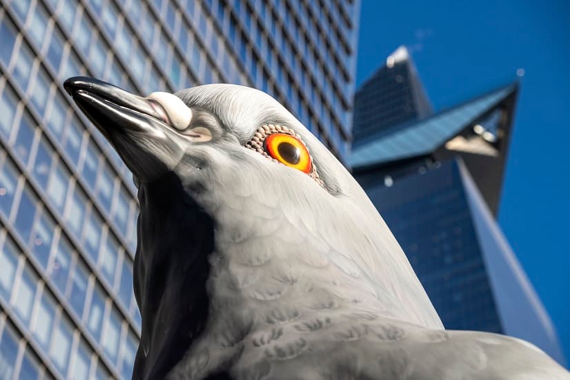 La escultura está posada sobre 
<b>un pedestal de concreto que se asemeja a las aceras y edificios</b> que las palomas de Nueva York.
<br>