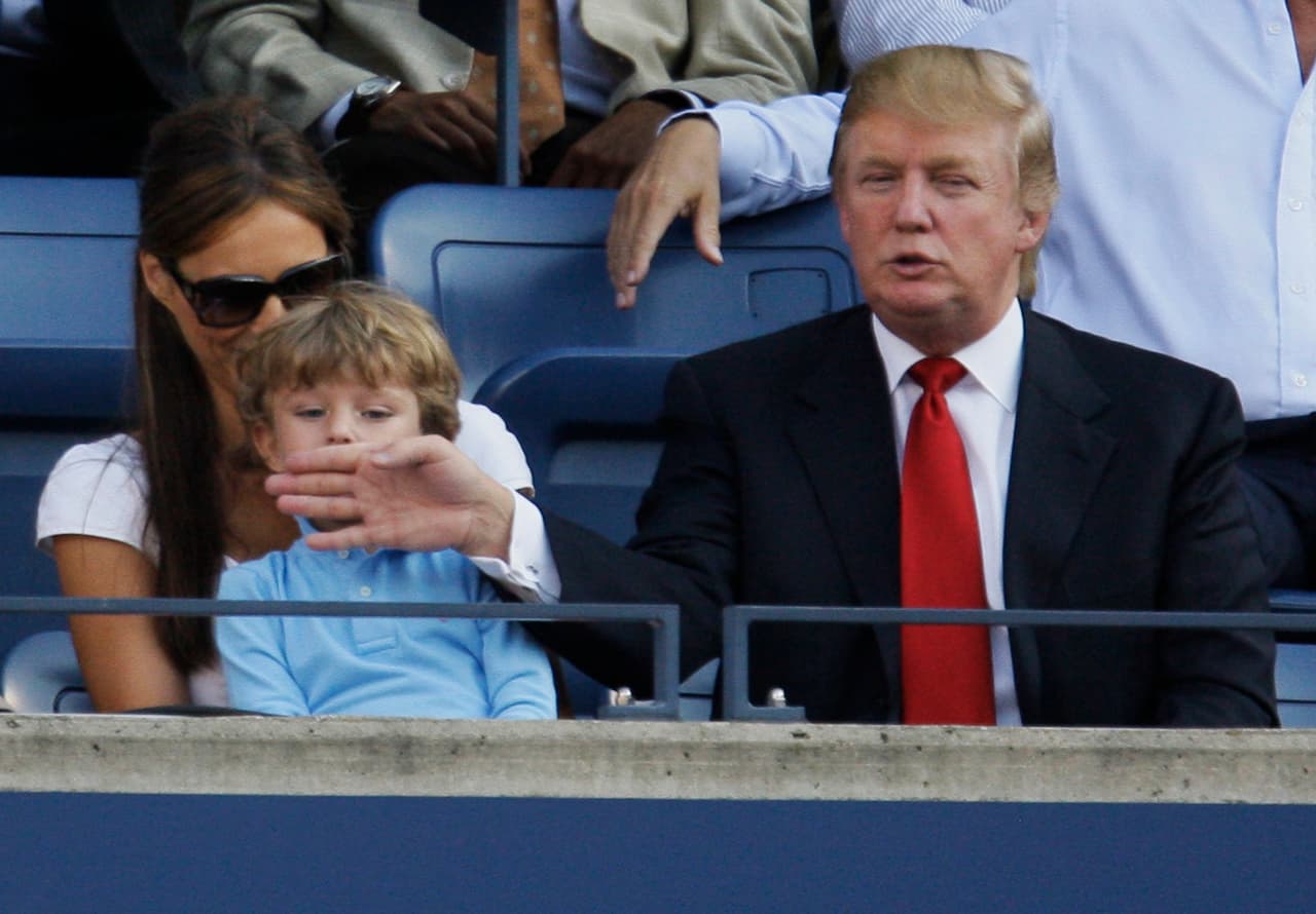 Donald Trump tiene cinco hijos: 
<b>Ivanka, Donald Jr. y Eric (con su primera esposa Ivana Trump); Tiffany (con su segunda esposa, Marla Maples) y Barron (con su tercera esposa, Melania Knavs).</b> Esta foto del 8 de septiembre de 2008, Trump intenta acallar a su hijo Barron en brazos de su madre en un partido de tenis entre Roger Federer y Andy Murray.