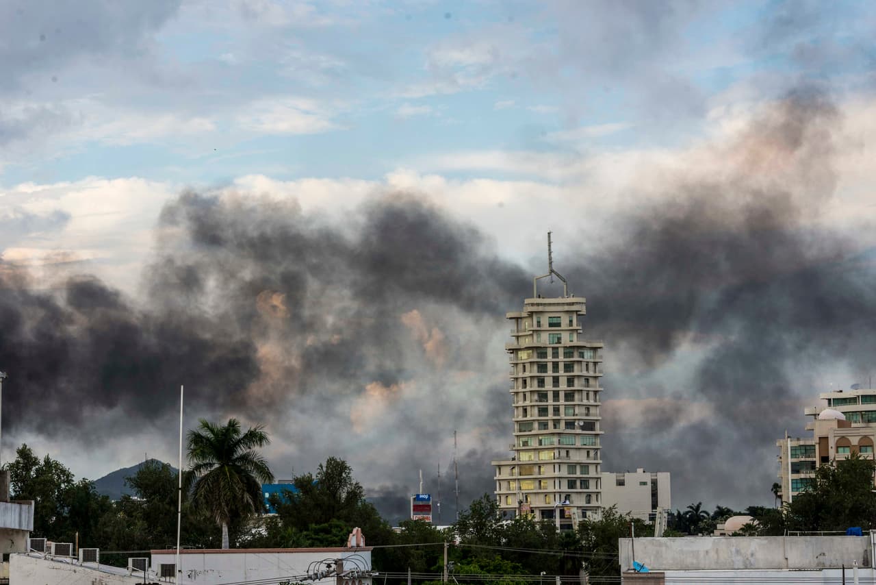 Una vista de las columnas de humo provenientes de vehículos incendiados por los civiles armados que enfrentaron a las fuerzas federales y la polícía en Culiacán.