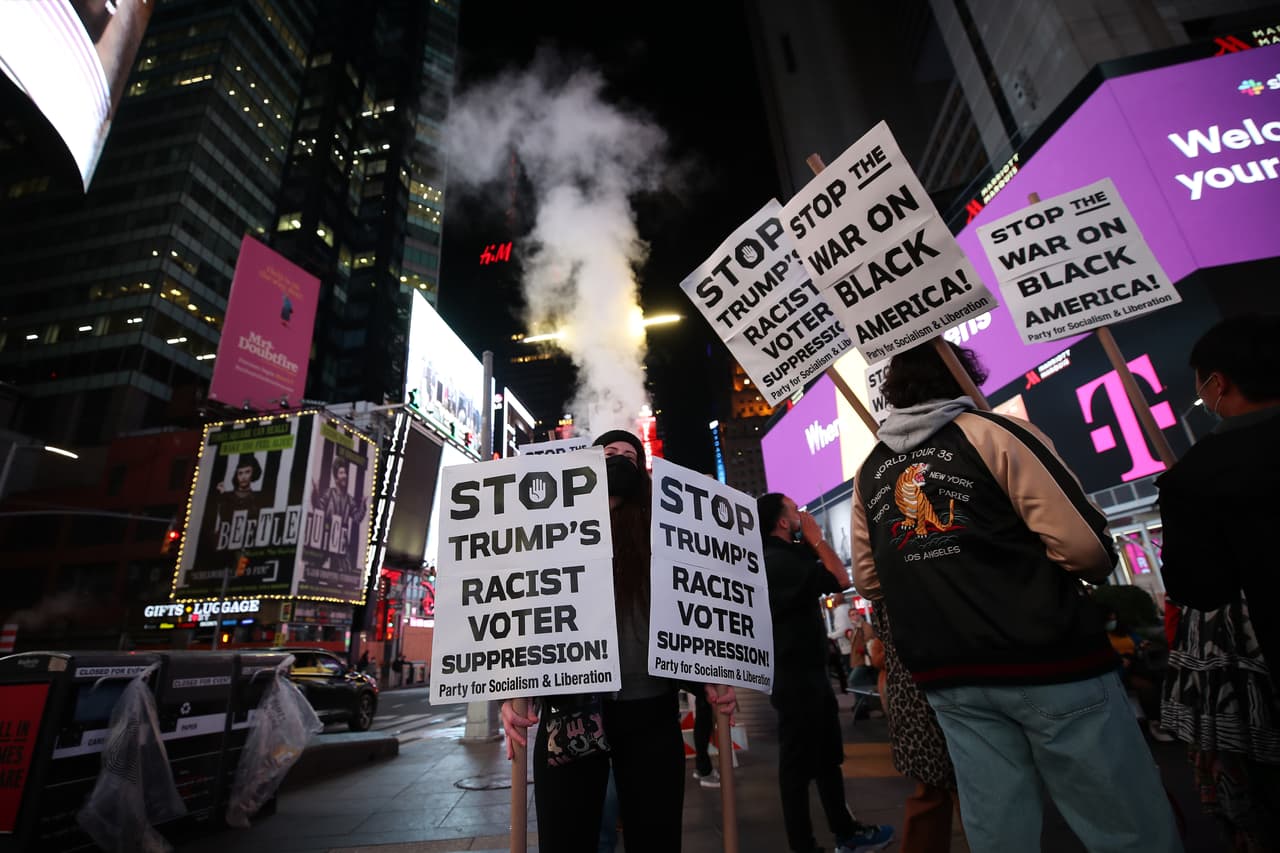 A poco tiempo de dispersarse la marcha pacífica, se reportaron disturbios y enfrentamientos con la policía alrededor de Greenwich Village. Los incidentes más violentos se reportaron en la la 7ma Avenida y la calle West Houston.