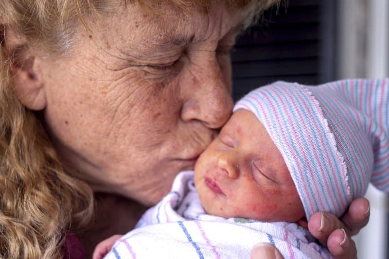 “La voz en mi sueño me llamaba 'mami'”: A sus 57 años, esta mujer que perdió a su hija por un tumor cerebral volvió a ser madre