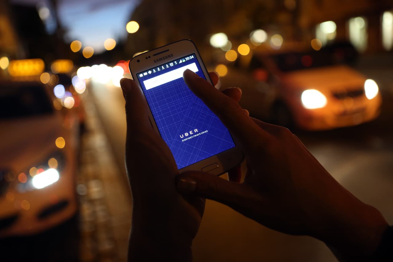 Minimiza el tiempo que pasas afuera solo con el teléfono en la mano. En lugar de eso, espera adentro hasta que la aplicación muestre que tu conductor ha llegado.