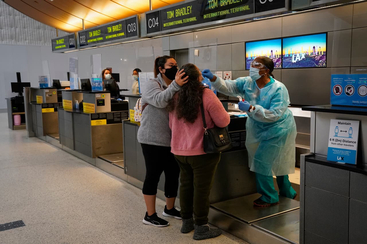 De hecho, una avalancha de casos de 
<a href="https://www.univision.com/temas/coronavirus">coronavirus</a> ha encendido las alarmas en el condado de 
<a href="https://www.univision.com/local/los-angeles-kmex" target="_blank">Los Ángeles</a> ante la posibilidad de que estas infecciones lleven a aumentar el número de hospitalizaciones y atención médica especializada, abrumando así los hospitales y el personal disponible.