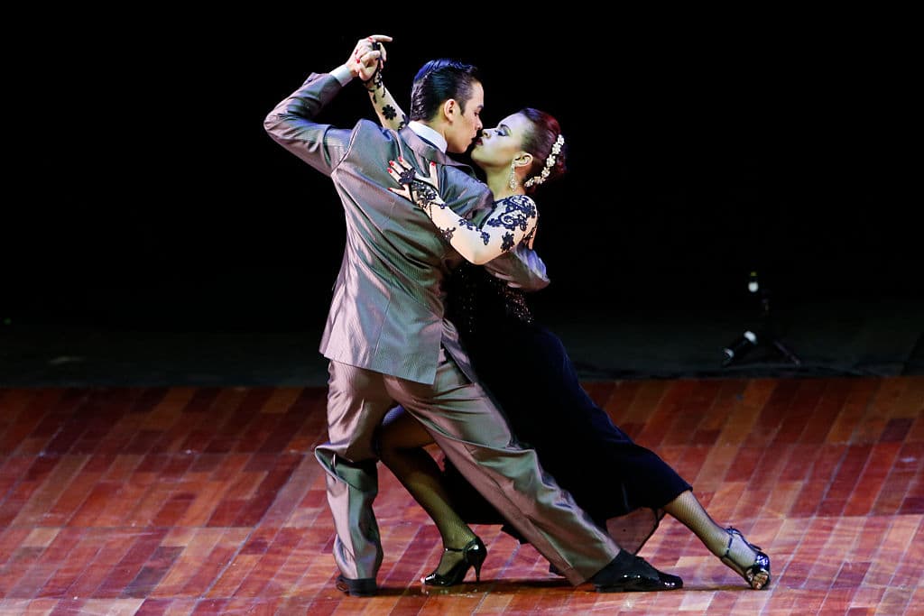 En el Tango los pechos de los bailarines quedan muy cerca y sus piernas se sincronizan. El hombre es el líder durante el baile.