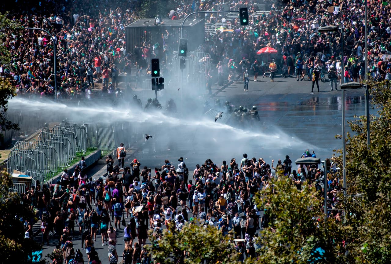 En Chile, la marcha del 8 de marzo en Santiago terminó con enfrentamientos con la policía, que se vienen sucediendo durante los últimos meses tras un estallido social en el país en el que el feminismo ha tenido un papel importante.
