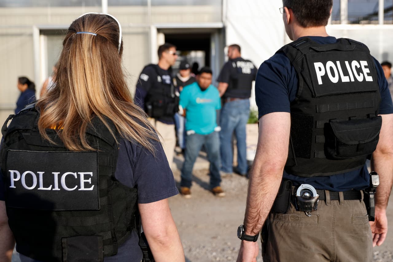 Qué puedes hacer si eres indocumentado y te detienen en una redada de ICE