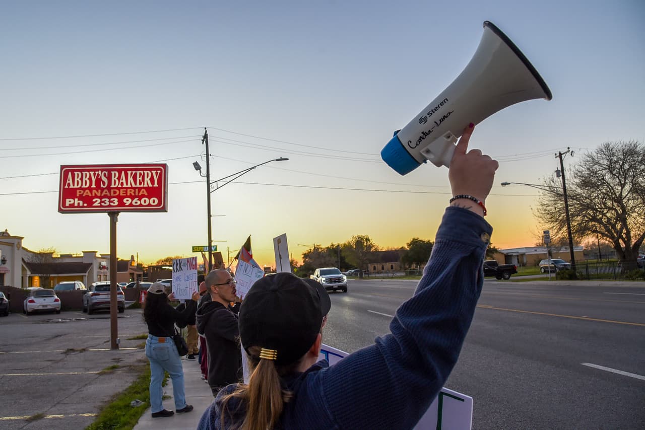 Según cifras del Servicio de Inmigración y Control de Aduanas (ICE), en los primeros 50 días de la presidencia de Trump se realizaron 32,809 arrestos. De estos, casi la mitad (14,111) eran delincuentes convictos, y un tercio (9,980) enfrentaban cargos penales pendientes, aunque no se especificaron los detalles.