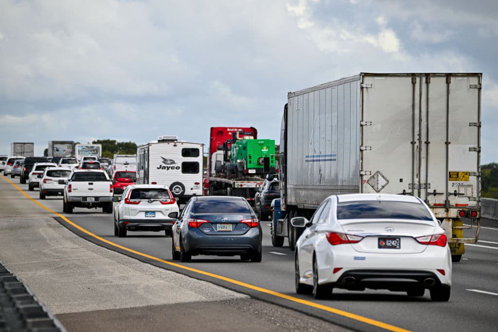 Luego de que las autoridades de Florida emitieron órdenes de evacuación en decenas de condados 
<a href="https://www.univision.com/local/tampa-wvea/huracan-milton-trayectoria-centro-nacional-de-huracanes-fuerza-pronostico-florida-tampa-orlando-evacuaciones">ante el impacto del huracán Milton</a>, las principales vías para alejarse del área de riesgo quedaron por momentos colapsadas.