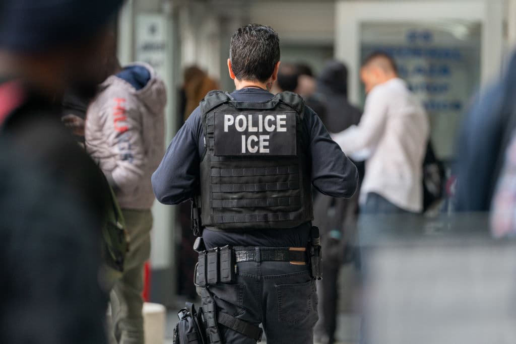ICE declara a millones de inmigrantes indocumentados inelegibles para libertad bajo fianza, reporta The Washington Post