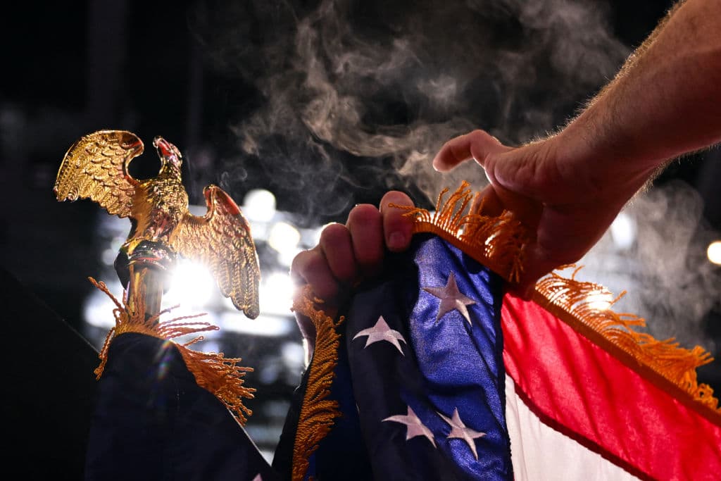 Las autoridades, mientras tanto, se encuentran investigando el atentado. El presunto atacante fue identificado este domingo como 
<b><a href="https://www.univision.com/local/philadelphia-wuvp/noticias/politica/que-se-sabe-del-atacante-que-disparo-a-donald-trump" target="_blank">Thomas Matthew Crooks, de 20 años</a></b>. El joven, que vivía en Bethel Park, Pensilvania, recibió un disparo mortal tras haberle disparado a Donald Trump, causando una muerte y dejando a otras personas heridas.