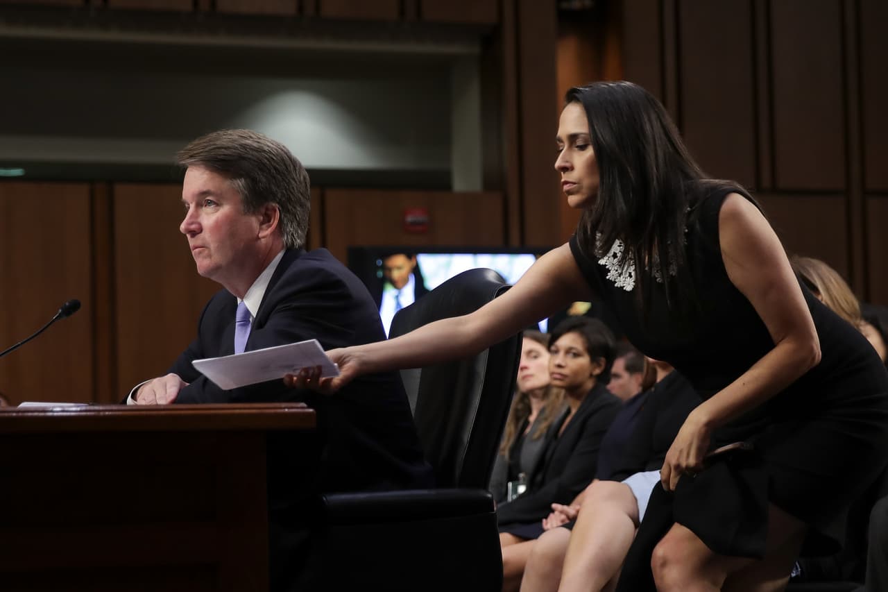 <h3 class="cms-h3-H3">La 'conspiración supremacista' de Zana Bash:</h3> la abogada republicana, nacida en México, que trabajó como asesora legal de la Casa Blanca y ahora pertenece al equipo de la fiscalía de Texas, acompañó a Kavanaugh a las audiencias. Su nombre se convirtió en tendencia en redes sociales el primer día porque algunos tuiteros de izquierda pensaron que la mujer hizo un gesto supremacista blanco con su mano derecha para que todos lo vieran por TV. El esposo de Bash salió a aclarar que su esposa es de madre mexicana y padre judió, por tanto no tenían nada de supremacistas,