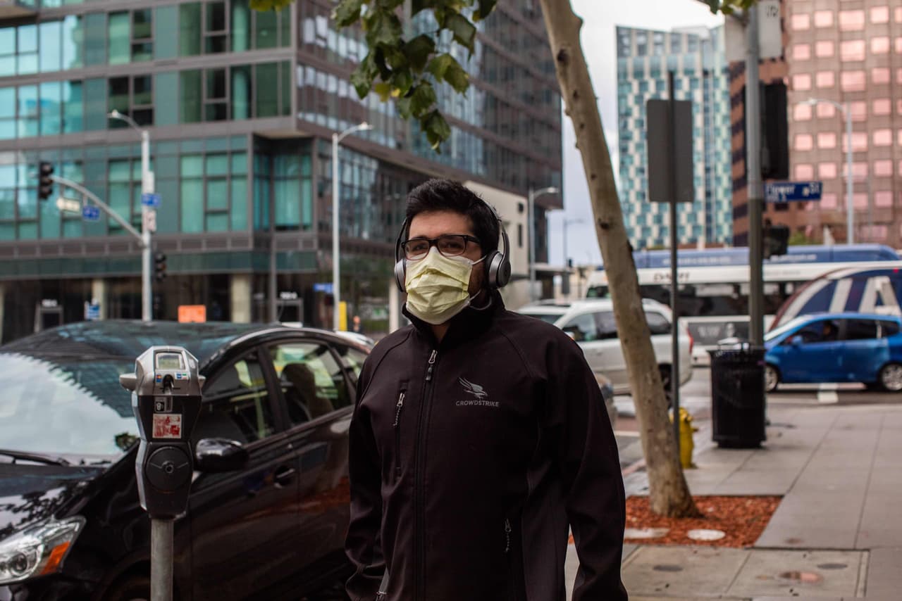 Las autoridades de gobierno repitieron durante las primeras semanas de desarrollo de la pandemia que no era necesario el uso de mascarillas, sin embargo, 
<b>el pasado 3 de abril, <a href="https://www.univision.com/noticias/salud/trump-recomienda-cubrirse-el-rostro-al-salir-de-casa-por-el-covid-19-aunque-dice-que-el-no-lo-hara">el presidente Trump recomendó el uso de éstas, </a>a unque dijo que él no lo haría.</b>
<br>En ciudades como
<b> <a href="https://www.univision.com/local/los-angeles-kmex/coronavirus-lo-que-debes-saber-sobre-la-orden-del-uso-obligatorio-de-mascarillas-en-negocios-esenciales-video">Los Ángeles, </a> San Francisco y Fresno,</b> el uso de mascarillas en negocios esenciales es obligatorio. También lo es en 
<b><a href="https://www.univision.com/local/fresno-kftv/uso-de-mascarillas-sera-obligatorio-en-mendota-a-partir-del-lunes">Mendota </a>y Los Banos.</b>