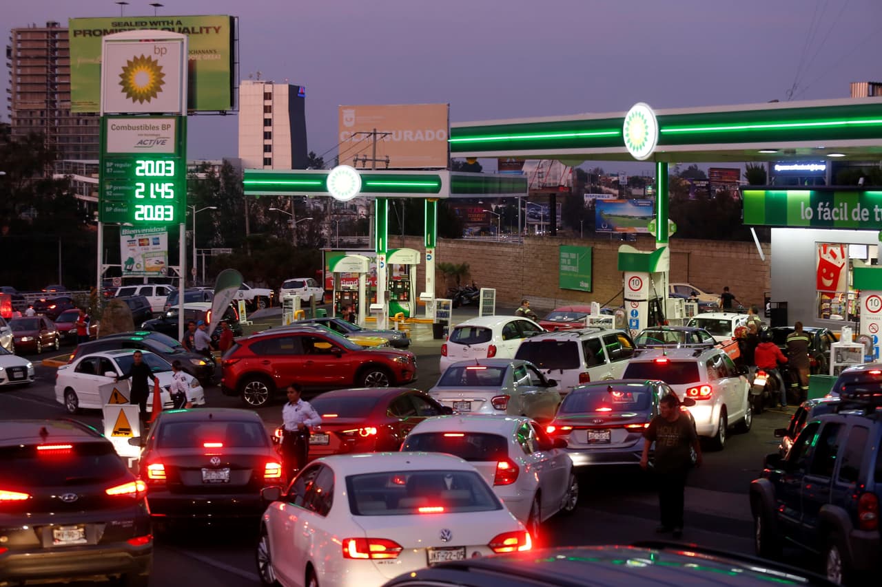 Pero con las medidas, miles de automovilistas han tenido que recorrer varios kilómetros y estaciones de servicio para abastecer a medias el tanque de su coche, mientras que muchos otros han preferido moverse en transporte público.
