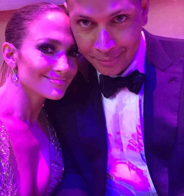 Jennifer Lopez y Alex Rodríguez iniciaron su relación el 3 de febrero de 2017. Tres meses después se dejaron ver juntos en la gala del MET en Nueva York y la intérprete de 'In the morning' lo llamó su "macho bello".