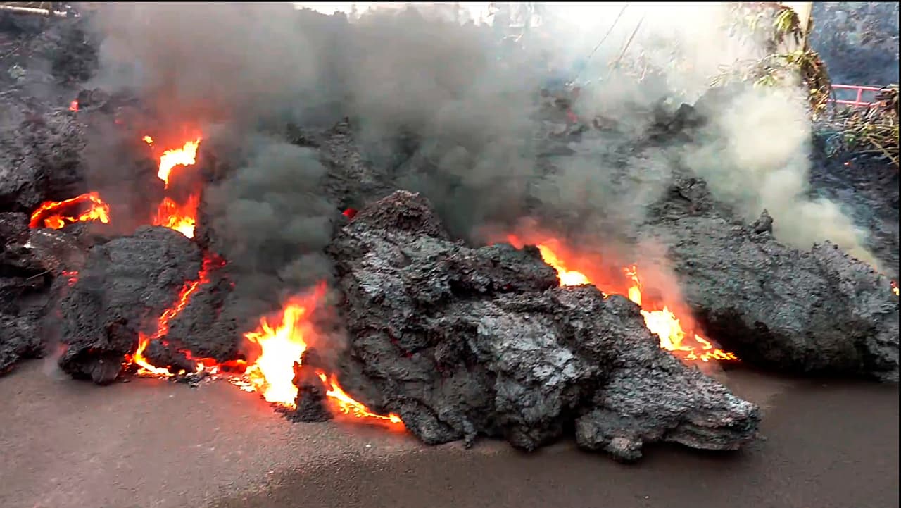 La lava incandescente avanza sin poder ser detenida.