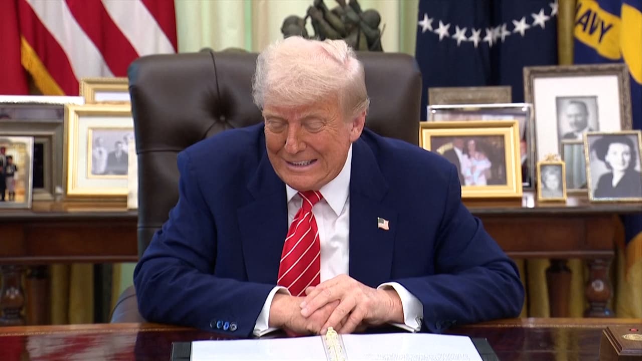 “Asegúrate de que la puerta esté cerrada”: Trump aconseja a Macron tras polémico video del manotazo en la cara