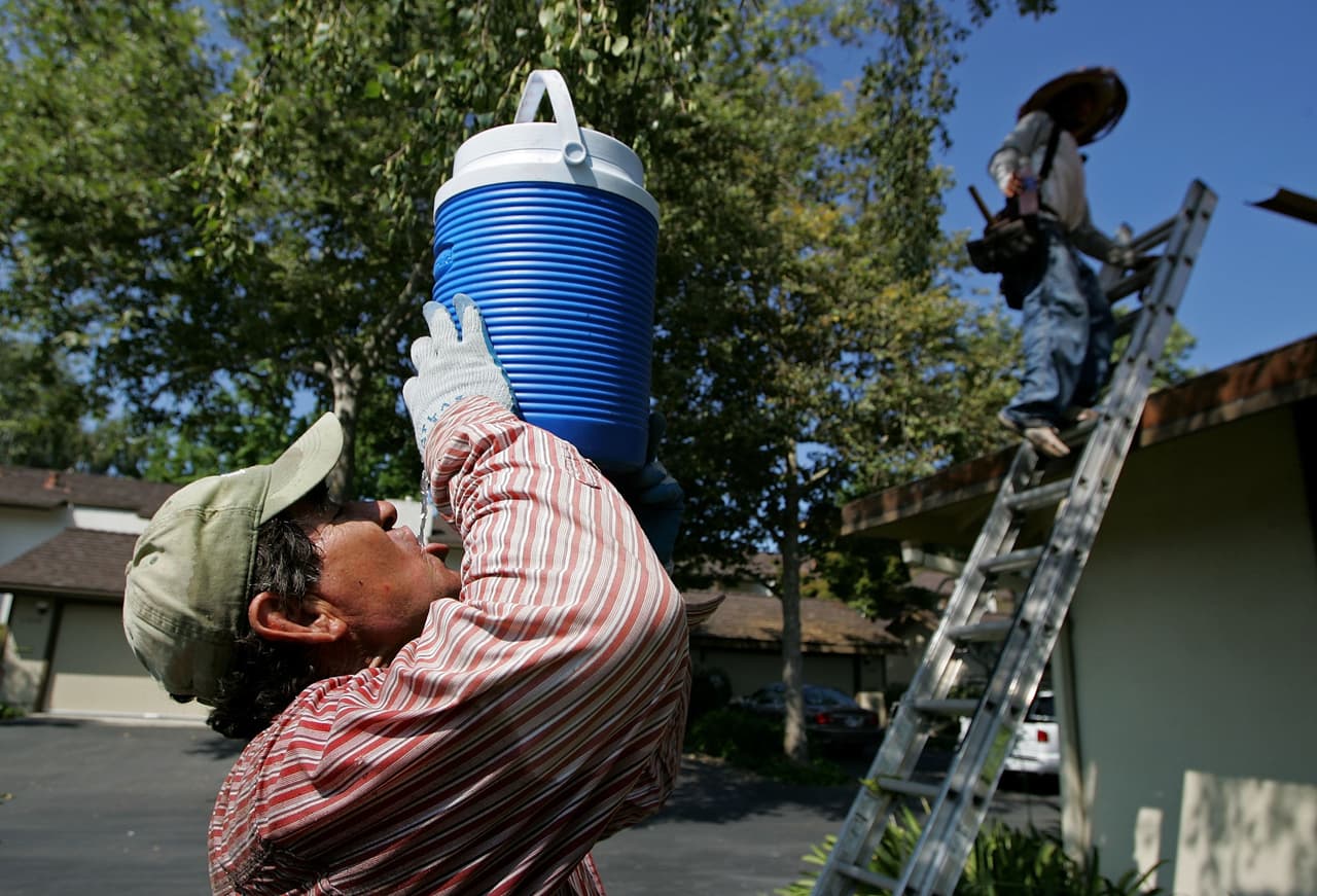 Evite bebidas muy frías o muy calientes, con cafeína o con azúcar en exceso. Se debe tomar agua constantemente, aunque piense que no lo necesita.