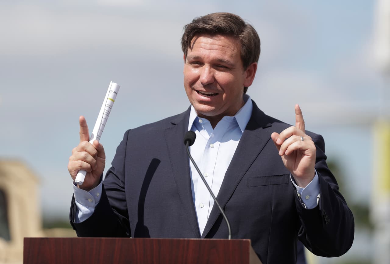 Juez federal bloquea una ley de Florida que impone castigos a redes sociales por cancelar cuentas de políticos