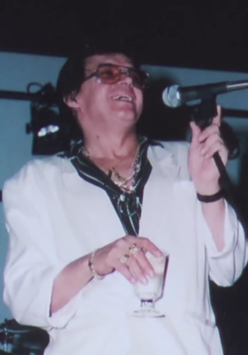 La canción narra el sustento, las luchas y las adversidades que viven los cantantes, además de describir cómo deben interactuar positivamente con el público, quien, al final, es su único apoyo.