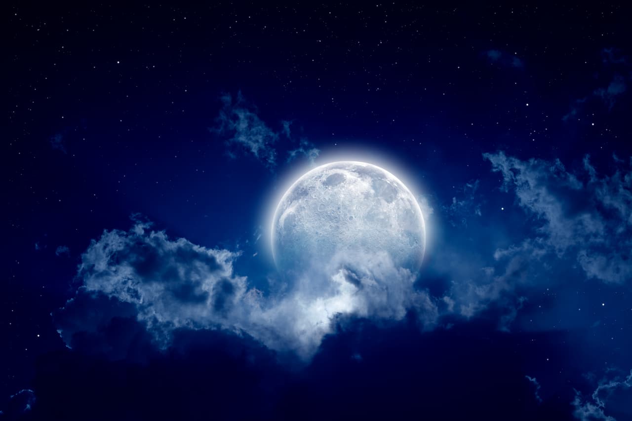 En el momento del nacimiento el Sol, la Luna y los planetas están ocupando una cierta posición en el espacio. Esa posición es la que aparece en nuestra Carta Natal y cambia a cada hora, cada día, en cada lugar. Precisamente basándose en esos y otros aspectos es que se pueden estudiar e individualizar, los horóscopos de cada persona.