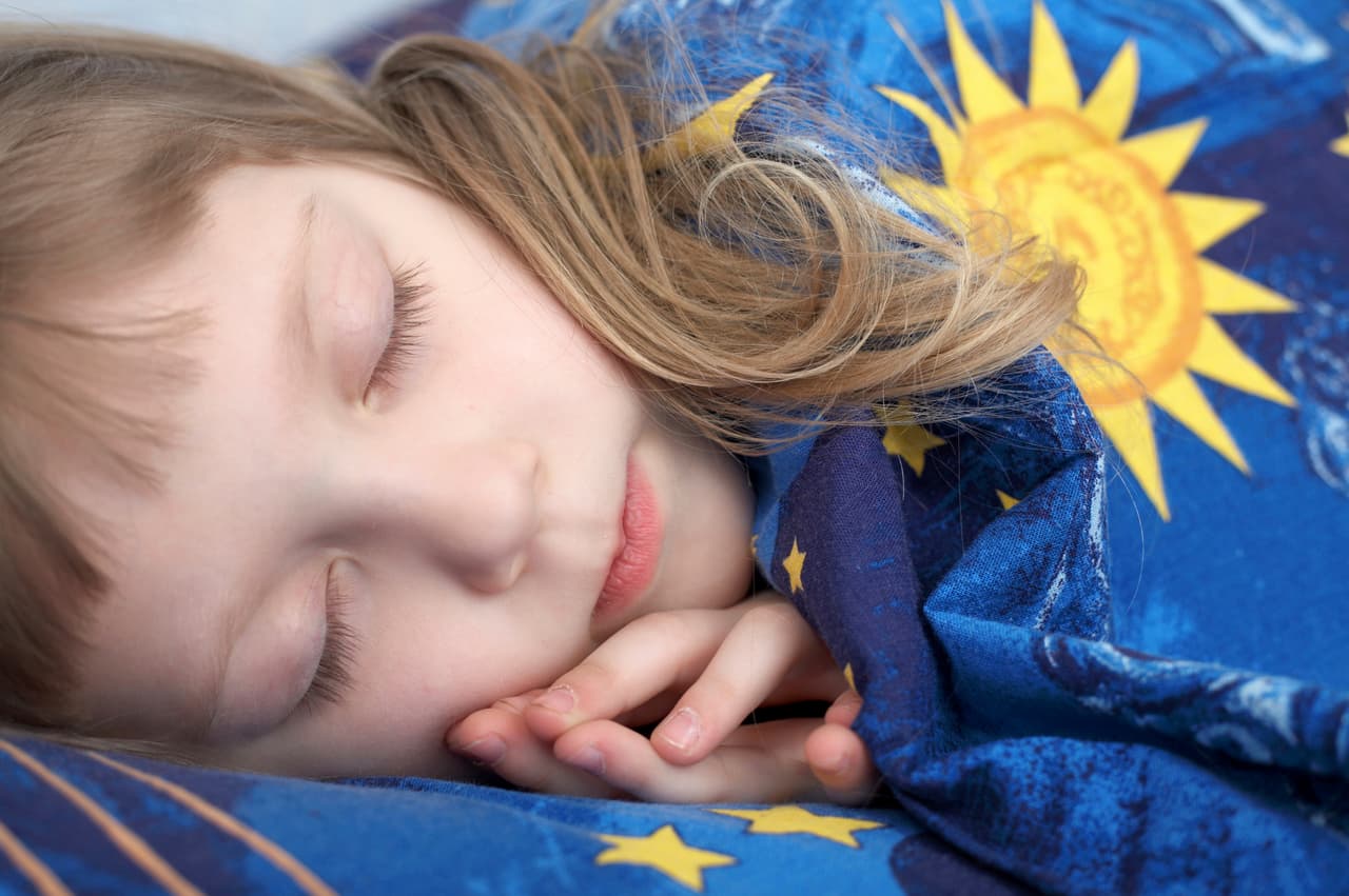Sé paciente con los niños. No olvides que sus ritmos también se alteran, pero en unos días se adaptarán a sus horarios de comida y de sueño.