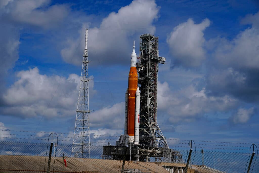 El SLS, el nuevo cohete de la NASA, listo para el despegue de este lunes desde Cabo Cañaveral, en Florida.