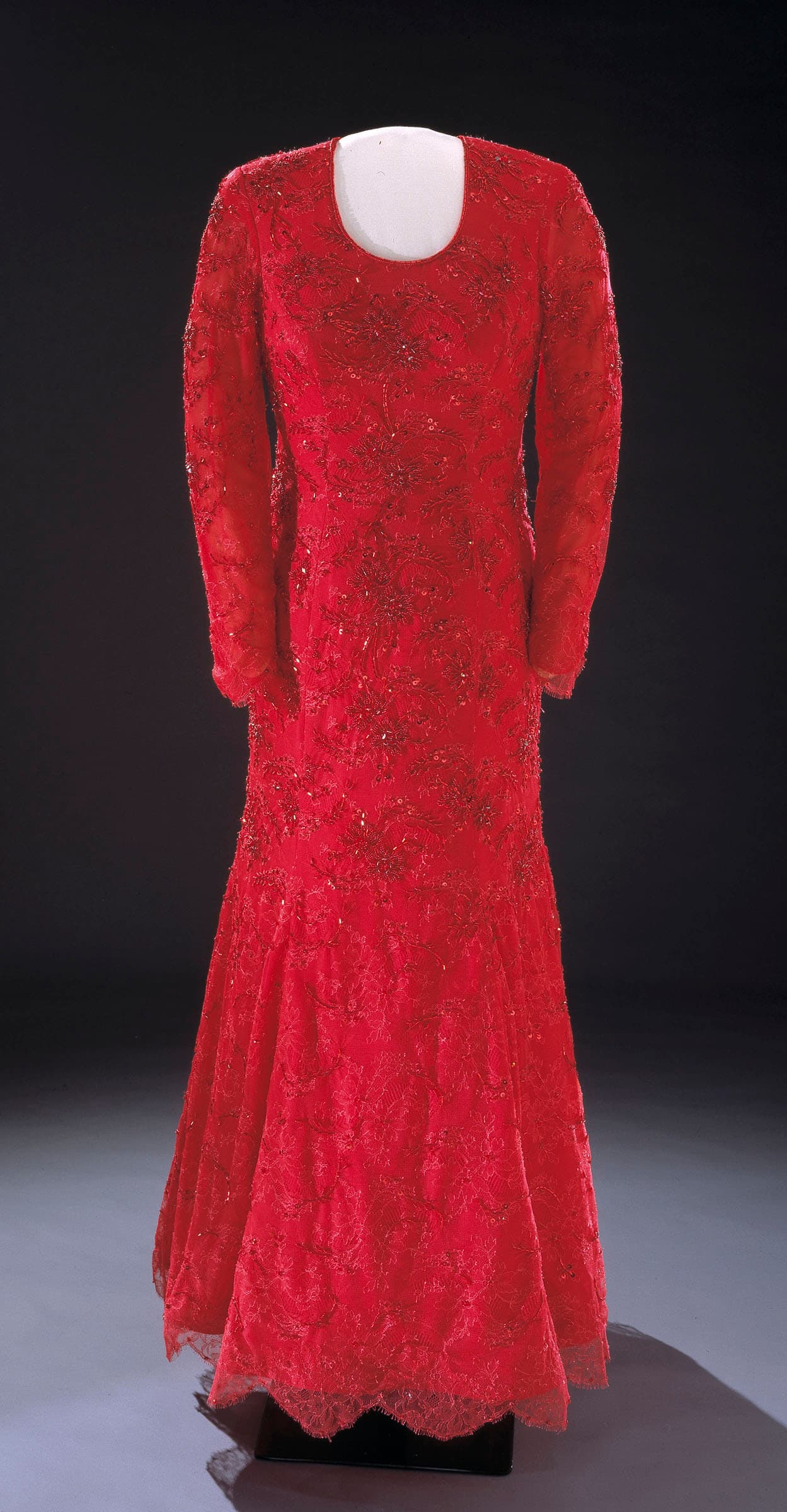 Para entrar a una nueva década que dejaba atrás los parcos años 90, Bush eligió este traje rubí hecho de encajes bordados con cristales que fue diseñado por 
<b>Michael Faircloth</b>. Su pequeño clutch fue de Judith Leiber.