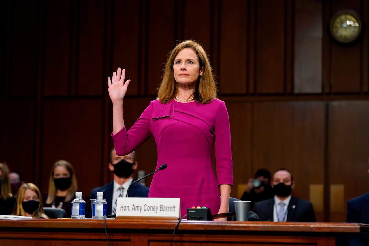 La jueza Barrett tuvo unas palabras para la fallecida jueza Ruth Ginsburg, cuya vacante ocupará en la Corte Suprema si recibe la confirmación del Senado. "He sido nominada para ocupar el asiento de la jueza Ginsburg, pero nadie ocupará nunca su lugar", dijo.