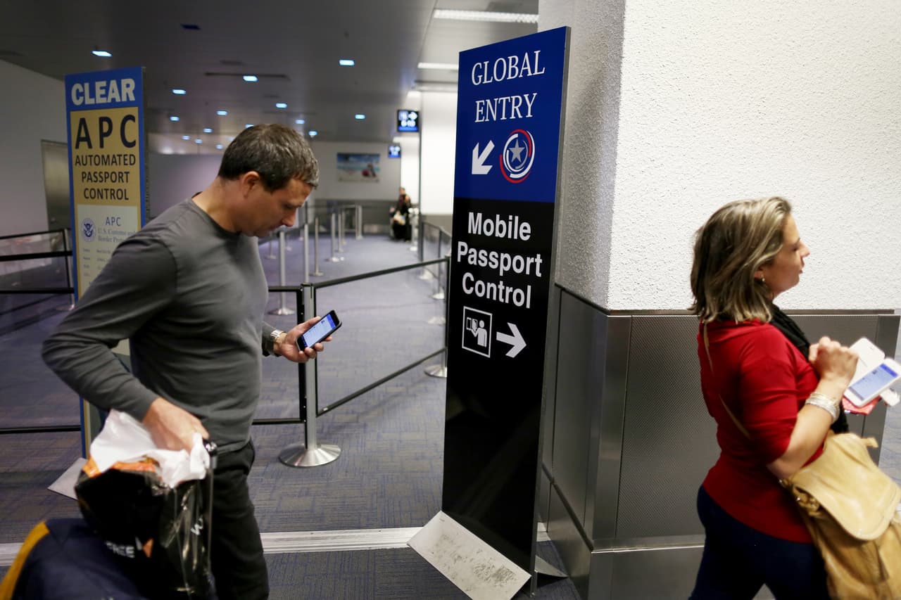 Viajar fuera de Estados Unidos podría tener serias consecuencias si estás en el proceso de ajustar tu estatus (solicitar una Tarjeta Verde). En general, si estás solicitando estatus de inmigrante (Tarjeta Verde) y sales de Estados Unidos sin la documentación apropiada (por ejemplo, un permiso adelantado), 
<a href="https://www.univision.com/local/atlanta-wuvg/inmigracion-al-dia-errores-en-documentos-oficiales-podrian-afectarte-al-viajar-video" target="_blank">podrías ser inadmisible a Estados Unidos una vez regreses</a>, y aún si se le admitiera podría determinarse que usted ha abandonado su solicitud.