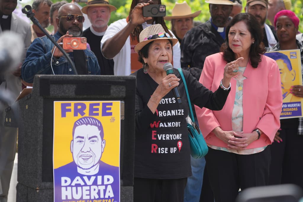 Dolores Huerta, leyenda viviente de la lucha por los derechos civiles en Estados Unidos, tuvo una petición especial para "nuestros jóvenes". Recordó que en las protestas y manifestaciones, "nosotros no respondemos con violencia".
<br>
<br>Reconoció que en estos momentos hay mucho coraje y "queremos dar un golpe también, pero
<b> no podemos ahorita</b>, porque sabemos que las fuerzas que están en contra de nosotros son muy fuertes".
