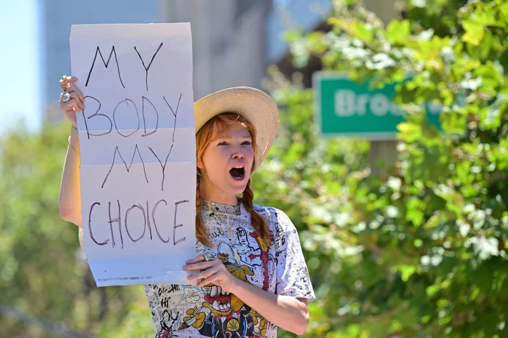 “Me siento enojada, frustrada, es algo que no pensé que fuera a suceder”, dijo Francisca Romero una de las manifestantes que llegó hasta Pershing Square en el centro de Los Ángeles.