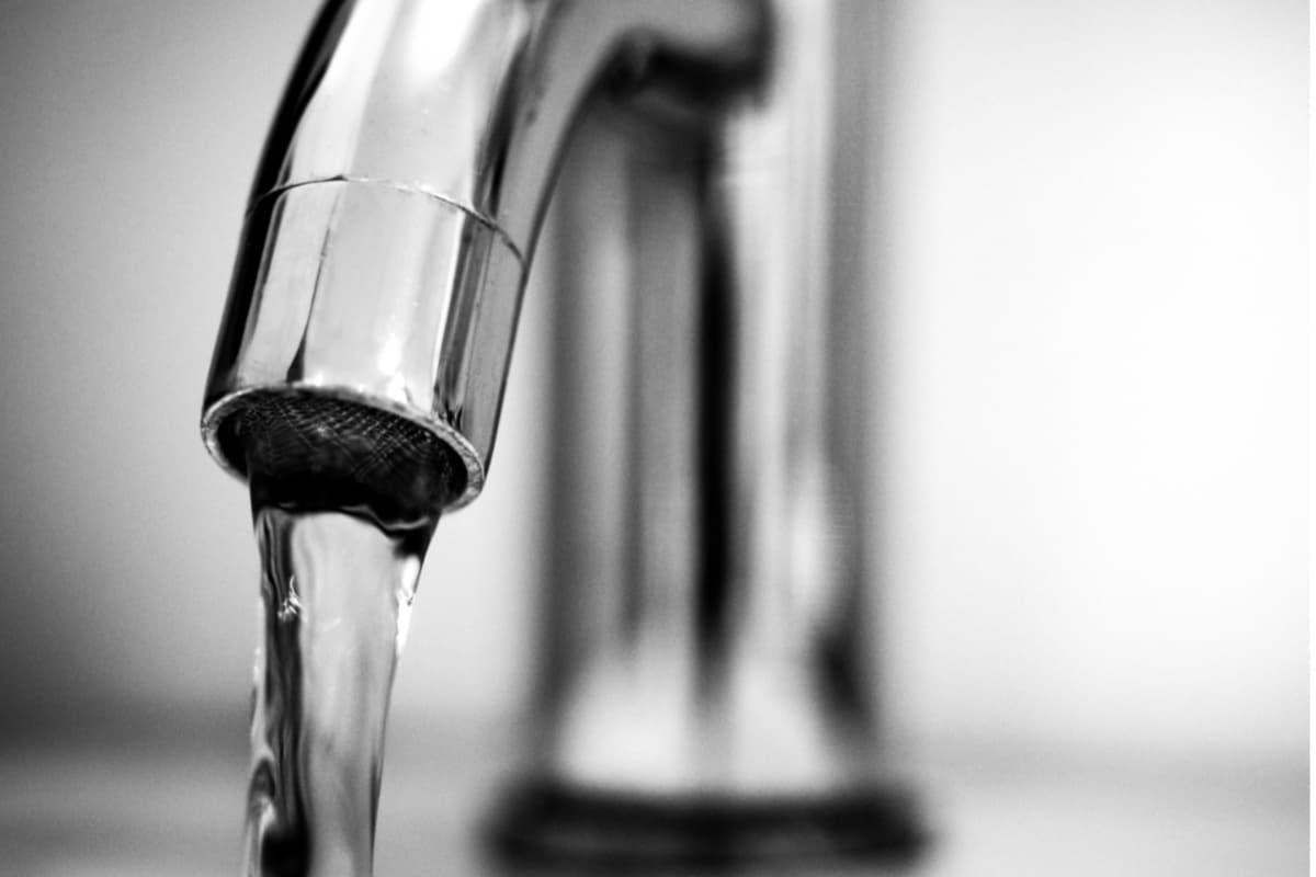 Uno de los procedimientos es que 
<b>deje goteando o con un hilo de agua cada una de las llaves en la cocina y el baño</b> durante toda la noche, con esto se evitará que se congelen y peor aún se rompan las tuberías. Abrir las puertas que están por debajo del lavadero o fregadero para que entre el calor.