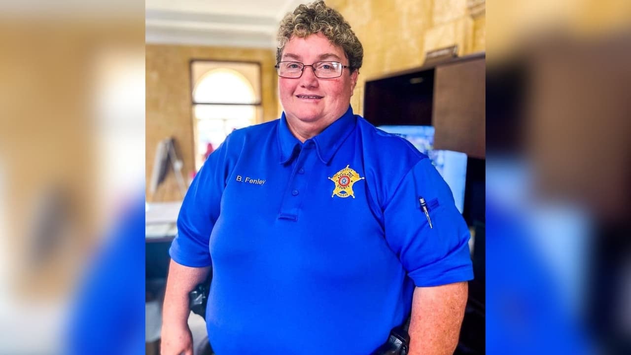 <a href="https://www.univision.com/local/dallas-kuvn/barbara-fenley-oficial-condado-eastland-murio-incendios-texas" target="_blank">Barbara Fenly</a>, oficial de la Oficina del Alguacil de Eastland, 
<b>murió en los fuertes incendios </b>que azotaron al norte de Texas.