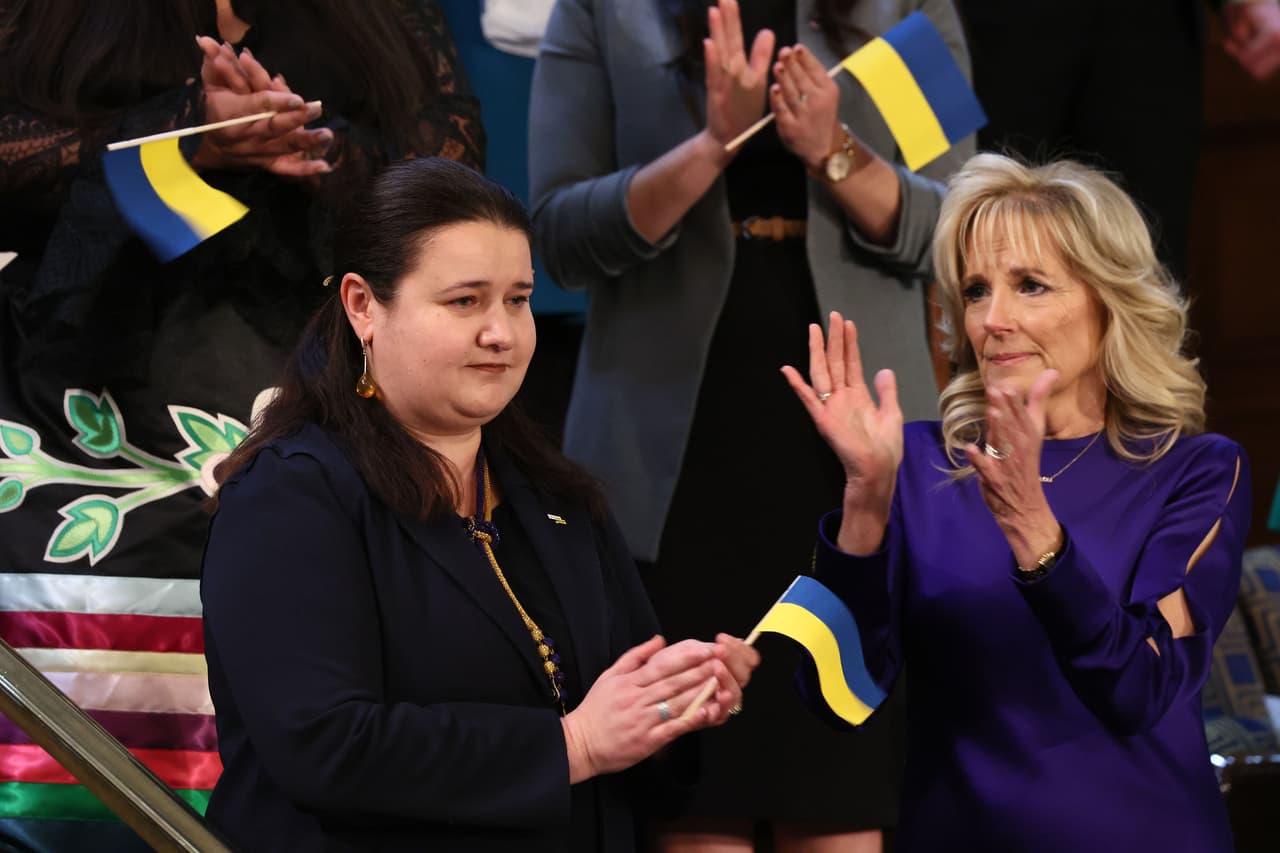 Biden presentó a la embajadora de Ucrania invitada esta noche al recinto del Congreso. Oksana Markarova se puso de pie y fue ovacionada. La primera dama, Jill Biden, estaba a su lado y después de los aplausos la abrazó.