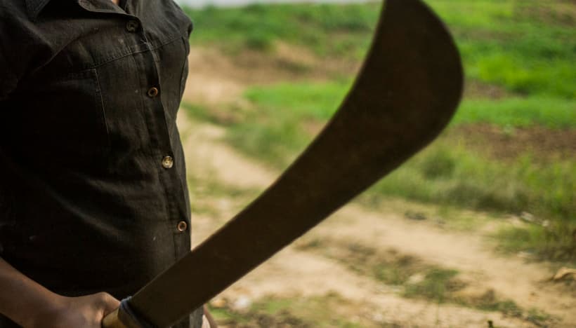 Arrestan a mujer que agredió con un machete a su esposo durante incidente en el toque de queda