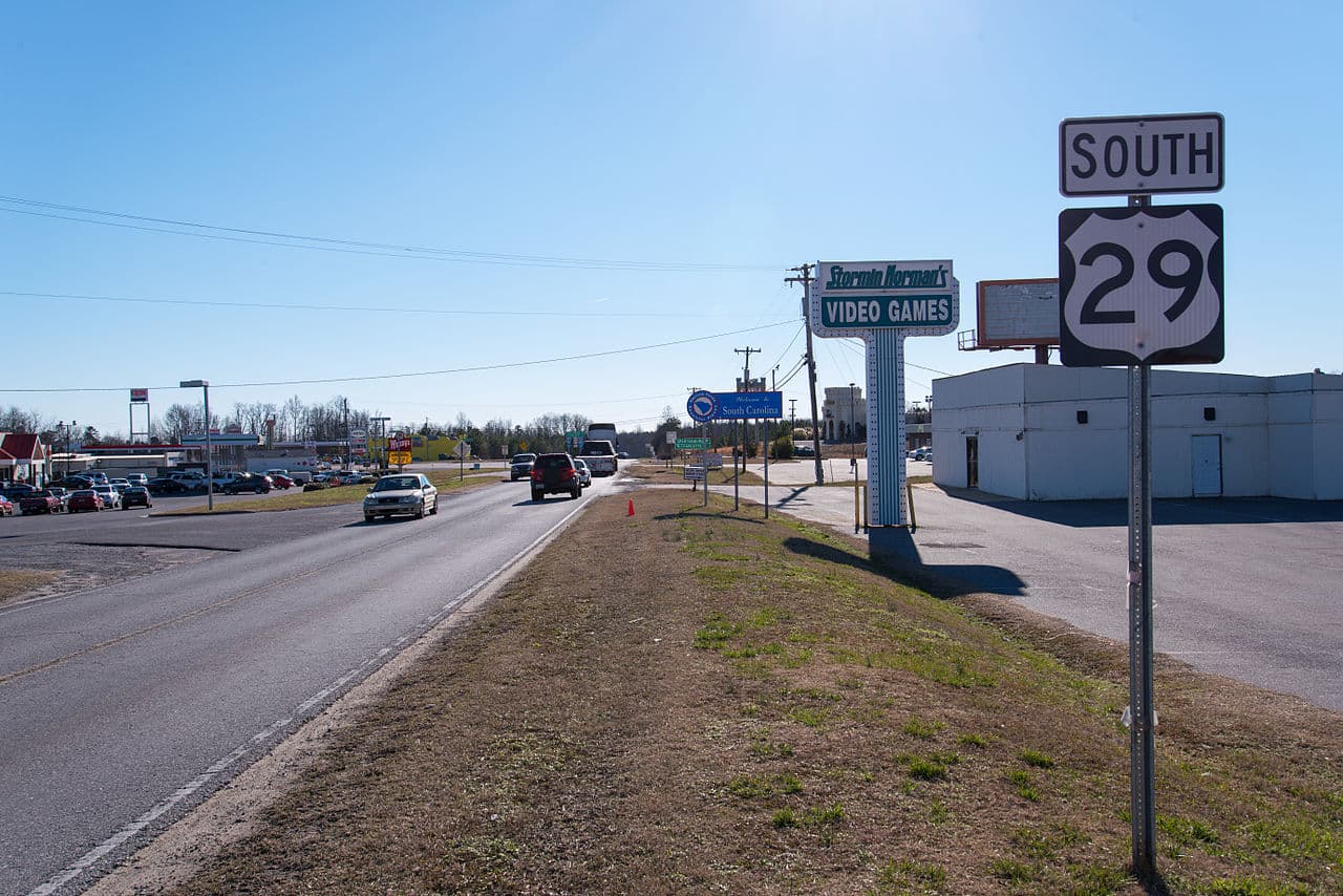<b>En Carolina del Sur | el lugar más pobre es Blacksburg</b>
<br>
<br>🔘 
<b>Ingreso medio de Blacksburg: </b>$19,219 
<br>🔘 
<b>Ingreso medio de Carolina del Sur: </b>$53,199
<br>🔘 
<b>Adultos con educación universitaria: </b>10.7%
<br>🔘 
<b>Población que vive en la pobreza: </b>32.4%
<br>🔘 
<b>Valor promedio de la propiedad: </b>$83,000