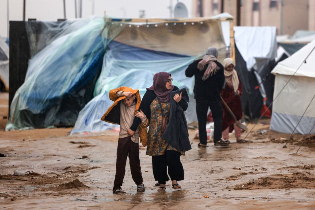 Cómo las lluvias y el invierno (además de los bombardeos de Israel) están haciendo aún más "infernal" la vida en Gaza