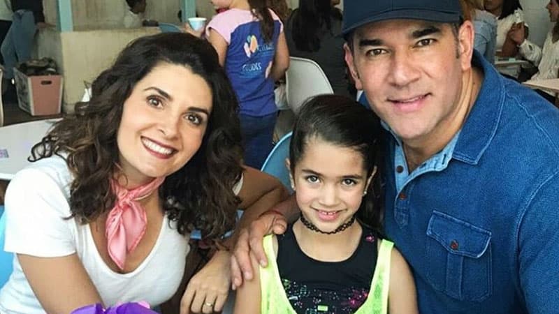 <b>Mayrín Villanueva</b> y Eduardo Santamarina recibieron a su hija Julia en julio del 2009. Desde su nacimiento, se le diagnosticó una enfermedad congénita que hace que una de sus piernas esté más larga que la otra.