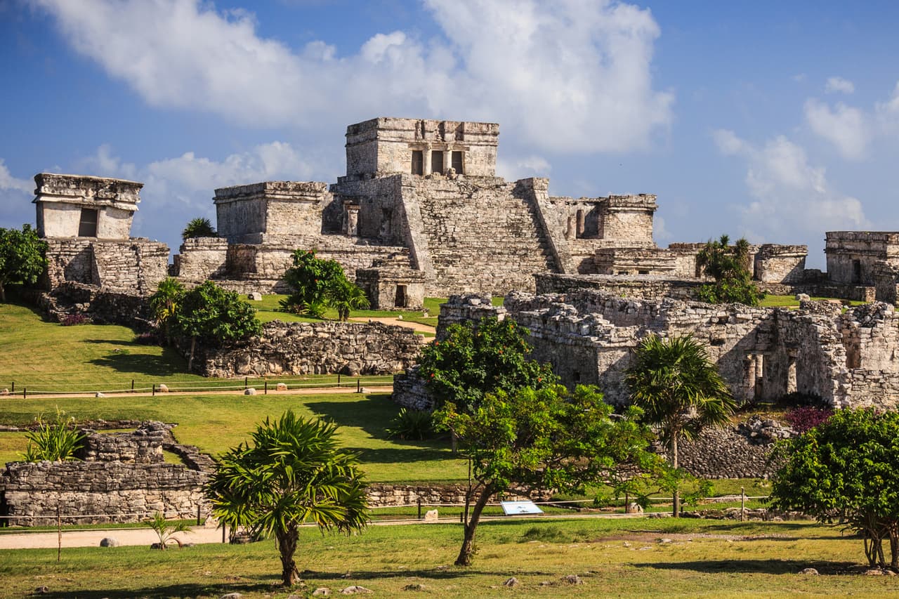 <b>Tulum, Quintana Roo</b> 
<br>
<br>Esta es una encantadora y creciente ciudad turística en el extremo sur de la Riviera Maya de México, con un ambiente bohemio que atrae a los aficionados al yoga y a los masajes terapéuticos. Su espectacular sitio arqueológico es un testimonio impresionante de la civilización que alguna vez dominó estas tierras. En su apogeo entre los siglos XIII y XV, lo que ahora son ruinas era un bullicioso centro económico y cultural de los mayas.
<br>
<br>Está muy cerca de las playas cálidas del mar Caribe, a unas dos horas dos horas al sur de Cancún. Los nuevos desarrollos de casas y condominios modernos han atraído cada vez más a los estadounidenses y se cree que su población supera los 20,000.
<br>