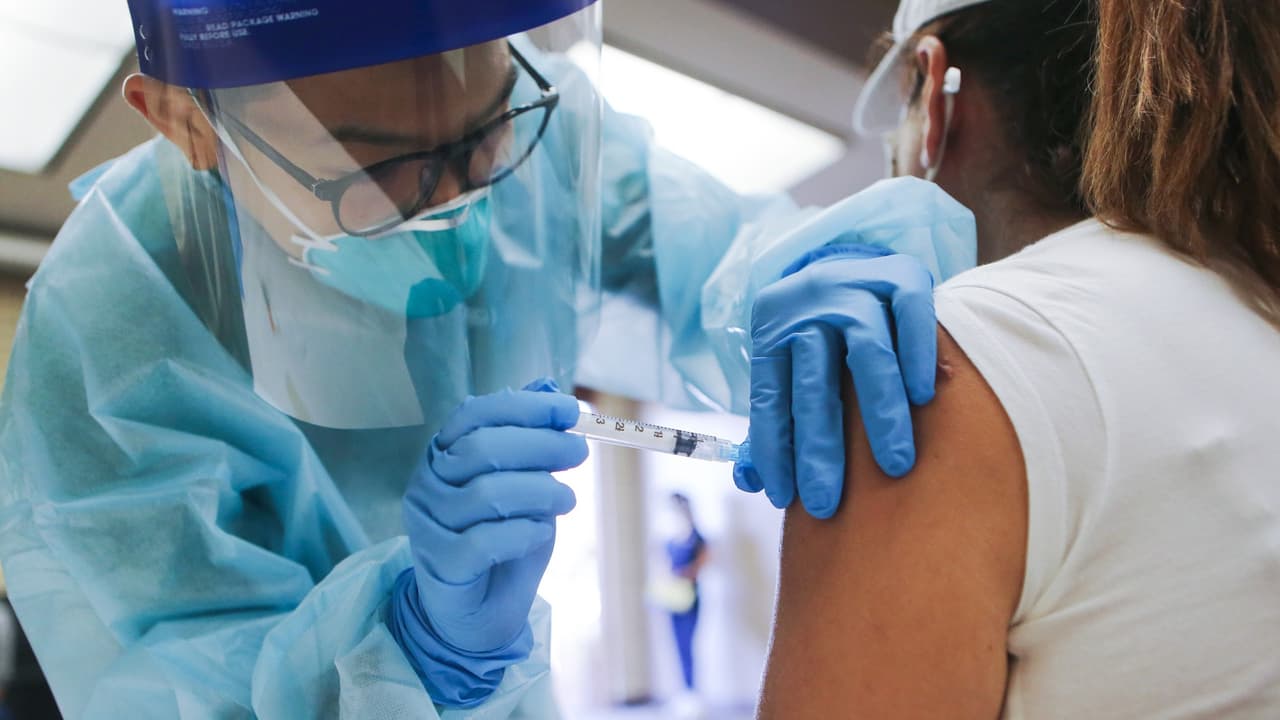 Las autoridades de salud señalan que las 
<b>vacunas y los refuerzos</b> contra virus como la gripe y el Covid 19 siguen siendo la mejor defensa para limitar las enfermedades graves y la muerte.